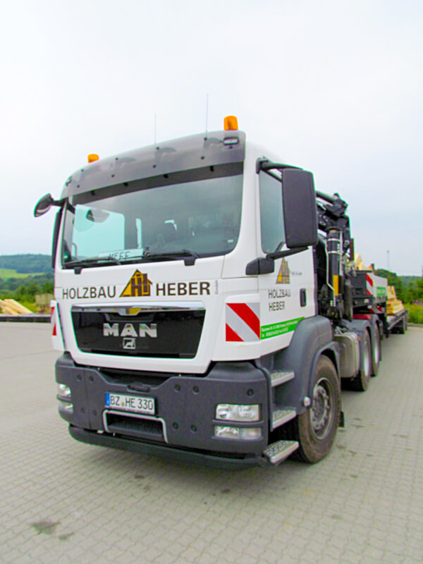Holzbau Heber Spezial-LKW mit Ladekran